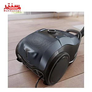 یک جاروبرقی مشکی روی یک کف چوبی.